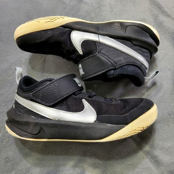 Nike Team Hustle Shoe Boys Youth Size 1 Black D 10 CW6736-004 Basketball Sneaker - Picture 1 of 10